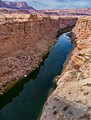 Schwere anhaltende Dürre hat den Pegel des Colorado River im Marble Canyon gesenkt.