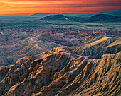 USA, Kalifornien, Anza-Borrego Desert State Park. Karge Wüstenlandschaft bei Sonnenaufgang.