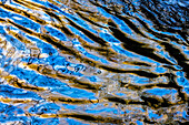 Spiegelungen im LaSalle Canyon Creek im Starved Rock State Park, Illinois, USA