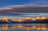 Winterlicher Sonnenuntergang auf Bergspitzen über dem Lake McDonald im Glacier National Park, Montana, USA