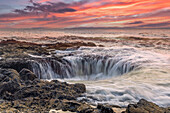 Usa, Oregon, Yachats. Thor's Well, Wellen brechen in Thor's Well