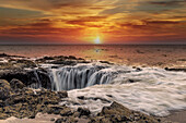 Usa, Oregon, Yachats. Thor's Well, Waves Crashing into Thor's Well