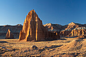 USA, Utah. Sonnenaufgang am Glass Mountain, Sonnentempel und Mondtempel, Cathedral Valley, Capitol Reef National Park