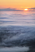 Nebel über dem Puget Sound bei Sonnenaufgang von den Olympic Mountains aus gesehen. Der Mount Baker ist in der Ferne