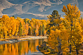 USA, Bundesstaat Washington, Methow Valley und Fluss, gesäumt von herbstlich gefärbten Bäumen.
