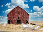 USA, Washington State, Wilbur, Lincoln County. Old red barn.