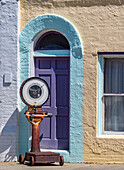 USA, Bundesstaat Washington, Pomeroy. Buntes altes Gebäude mit gewölbten Fenstern und Türöffnung mit Schuppen