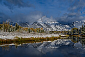 USA, Wyoming. Herbstschnee und Spiegelung der Teton-Berge, Grand Teton National Park