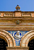 Statue an der Wand der Plaza De Espanya