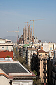 Tempel Expiatori De La Sagrada Familia vom Dach von La Pedrera aus gesehen