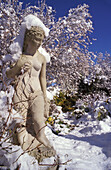 Skulptur mit Schnee bedeckt
