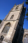 Niedriger Blickwinkel des mittelalterlichen Kirchturms