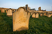 Friedhof der St. Mary The Virgin Church mit Ruinen der St. Hildas Abbey im Hintergrund