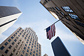Tilt Shift Objektivbild - Blick auf Wolkenkratzer mit Stars and Stripes Flagge in Manhattan, New York. USA.