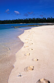 Königreich Tonga, Ha'apai, Fußabdrücke im Sand der klaren blauen Wasserlagune; Insel Foa