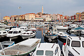 Frühes Morgenlicht über dem Hafen und der Altstadt von Rovinj, Istrien, Kroatien.