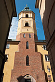 Der Glockenturm der St. Martinskirche in der Piwna-Straße, Altstadt, Polen