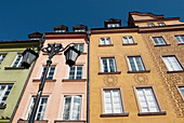 Detaillierte Fassaden der Bürgerhäuser am Zamkowy-Platz (Plac Zamkowy), die nach dem Zweiten Weltkrieg wieder aufgebaut wurden und heute das UNESCO-Weltkulturerbe Altstadt von Warschau bilden, Polen