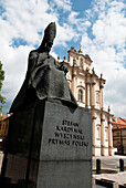 Eine Statue von Kardinal Stefan Wyszynski, Primas von Polen von 1948 bis 1981, vor der römisch-katholischen Kirche St. Josef der Heimkehrer im Rokokostil (Spätbarock) auf der Krakowskie Przedmiescie, Warschau, Polen