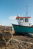 Fischerboot an Land gezogen am Strand von Aldeburgh, Suffolk, UK