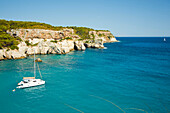 Segelboot bei Cala Macarella, Menorca, Balearen, Spanien