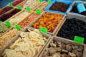 Nüsse und Trockenfrüchte in einem Straßenmarkt in Alcudia, Mallorca, Balearen, Spanien
