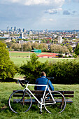 Radfahrer genießt die Aussicht auf London vom Parliament Hill in Hamstead Heath, London, Großbritannien