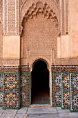 Marokko, Verschnörkelte Fassade der Ben Youssef Medersa; Marrakesch