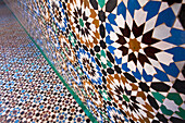 Mosaikdetail von Boden- und Wandfliesen, Ben Youssef Madrasa; Marrakesch, Marokko
