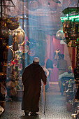 Marokko, Älterer Mann geht auf dem Souk; Marrakesch