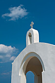 Griechenland, Kreta, Detail der Vorderseite einer kleinen Kirche am Ende eines Dammes im Meer; Georgioupoli