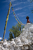 Die mit Gebetsfahnen geschmückte Gomang Stupa in Leh. Leh war die Hauptstadt des Himalaya-Königreichs Ladakh, das heute zum Distrikt Leh im indischen Bundesstaat Jammu und Kaschmir gehört. Leh liegt auf einer Höhe von 3.500 Metern (11.483 ft).