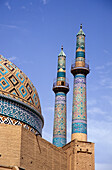 Blick von unten auf bunte Minarette und Kuppel, Jami Moschee, Yazd, Iran; Yazd, Iran