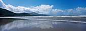 Panoramablick auf Wellen an einem Strand, Glenbeigh, Grafschaft Kerry; Glenbeigh, Grafschaft Kerry