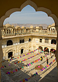 Drachenkunst-Installation während des ehemaligen Jaipur Heritage Festivals, Blick durch den Bogen am Ramchandraji-Tempel, Jaipur, Rajasthan, Indien, Jaipur, Rajasthan, Indien.