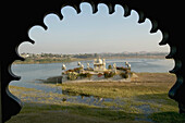 Vergnügungspalast am See von einem Bogen im Udai Bilas Palace Hotel aus gesehen, Dungarpur, Rajasthan, Indien, Dungarpur, Rajasthan, Indien.