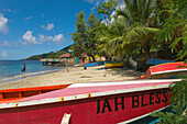 Fischerboote in der Grand Mal Bay und Restaurant mit Sonnenuntergangsblick; Grenada, Karibik