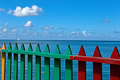 Bunter Zaun vor dem Ozean; Grenada, Karibik