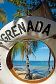 Blick durch eine Rettungsboje mit der Aufschrift Grenada; Grenada