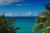 Hoher Blickwinkel auf den Ozean mit einem Kreuzfahrtschiff am Horizont; Grenada, Karibik