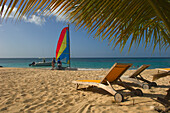 Segelboot und Liegestühle auf dem Sand des Magazine Beach; Carriacou Island, Grenada