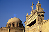 Die Kirchen St. Georg (links) und Al-Mullaqah (rechts) mit einem blauen Himmel dahinter, Alt-Kairo, Ägypten; Alt-Kairo, Ägypten