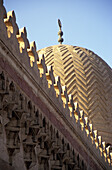 Niedriger Blickwinkel auf die Wand und die Kuppel der Al-Muayyad-Moschee, in der Nähe des Bab Zuwayla, Kairo, Ägypten; Kairo, Ägypten