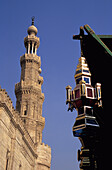 Niedriger Blickwinkel auf Ramadan-Lampe und Minarette oberhalb von Bab Zuwayla, Kairo, Ägypten; Kairo, Ägypten