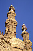 Niedriger Blickwinkel auf die Minarette oberhalb des Bab Zuwayla, Kairo, Ägypten; Kairo, Kairo, Ägypten