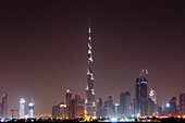 Stadtbild in der Abenddämmerung, Dubai, Uae