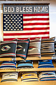 God Bless America Flagge und Kissen in Ortega's Weberei, New Mexico, USA