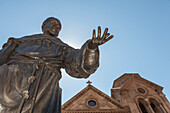 Eine Statue des Heiligen Franz von Assisi ziert den Vordereingang der St. Francis Cathedral in Santa Fe, New Mexico, USA.