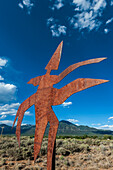 Bronzeskulptur vor dem Millicent Rogers Museum in Taos, New Mexico, USA