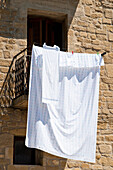 Kleidungsstücke beim Trocknen in der Sonne in Laguardia, Baskenland, Spanien